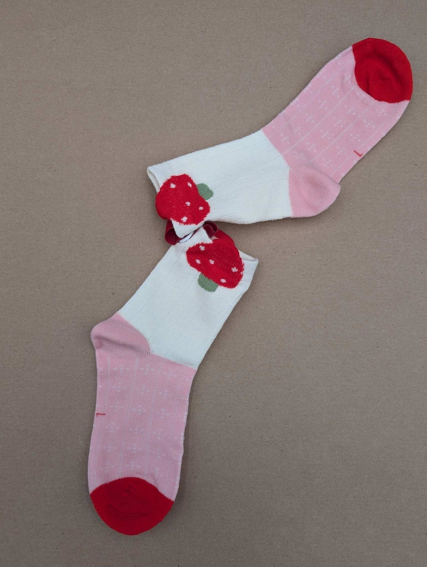 Lune Strawberries Kids Socks – Magnetic Lock and Loop Design - Le Loxx