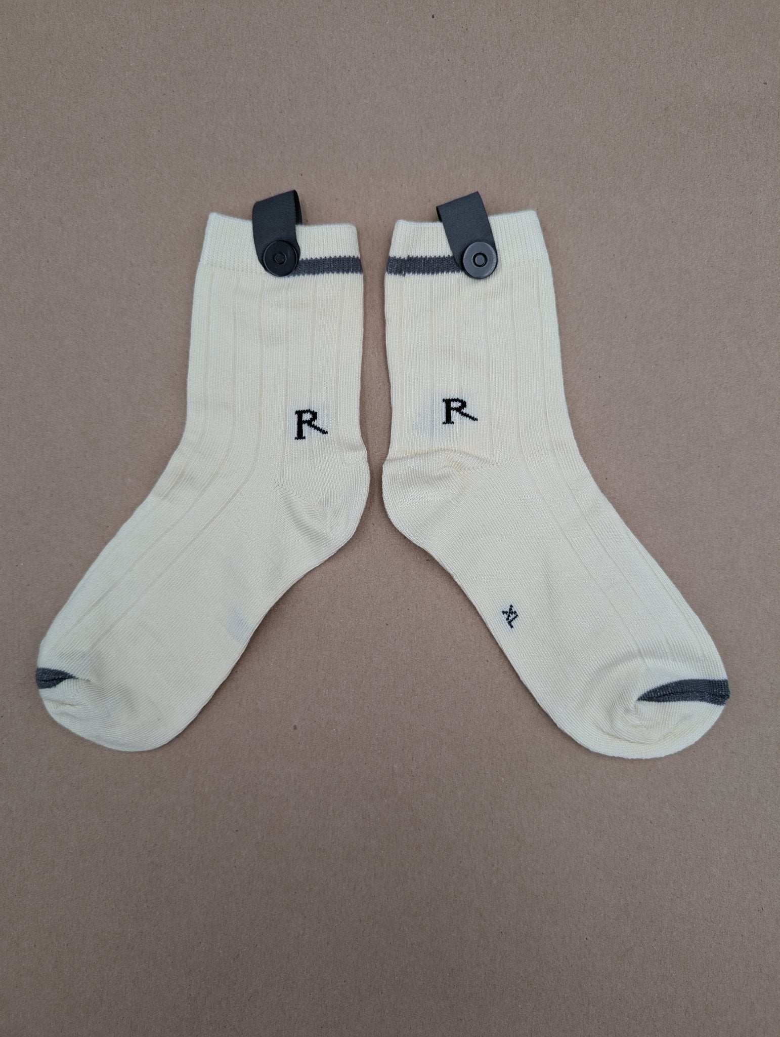 Sen White Kids Socks – Magnetic Lock and Loop Design - Le Loxx